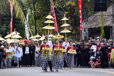 Cigugur Köyü, geleneksel törendeki hizmetçiler. Cigugur Köyü, geleneksel seren taun törenindeki hizmetçiler. Kuningan, Batı Java, Endonezya, 19 Temmuz 2023