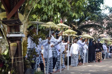 Cigugur Köyü, geleneksel törendeki hizmetçiler. Cigugur Köyü, geleneksel seren taun törenindeki hizmetçiler. Kuningan, Batı Java, Endonezya, 19 Temmuz 2023
