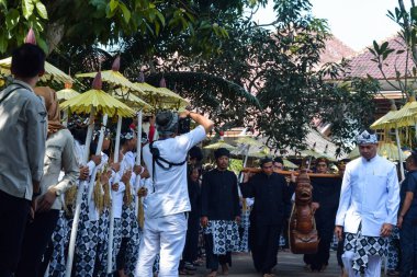 Cigugur Köyü, geleneksel törendeki hizmetçiler. Cigugur Köyü, geleneksel seren taun törenindeki hizmetçiler. Kuningan, Batı Java, Endonezya, 19 Temmuz 2023