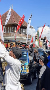 Cigugur Köyü, geleneksel törendeki hizmetçiler. Cigugur Köyü, geleneksel seren taun törenindeki hizmetçiler. Kuningan, Batı Java, Endonezya, 19 Temmuz 2023