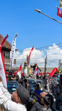 Cigugur Köyü, geleneksel törendeki hizmetçiler. Cigugur Köyü, geleneksel seren taun törenindeki hizmetçiler. Kuningan, Batı Java, Endonezya, 19 Temmuz 2023