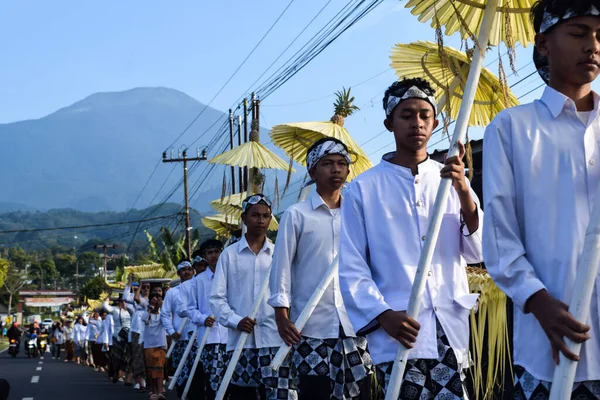 Cigugur Köyü, geleneksel törendeki hizmetçiler. Cigugur Köyü, geleneksel seren taun törenindeki hizmetçiler. Kuningan, Batı Java, Endonezya, 19 Temmuz 2023