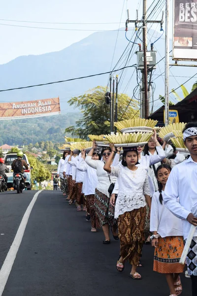 Cigugur Köyü, geleneksel törendeki hizmetçiler. Cigugur Köyü, geleneksel seren taun törenindeki hizmetçiler. Kuningan, Batı Java, Endonezya, 19 Temmuz 2023