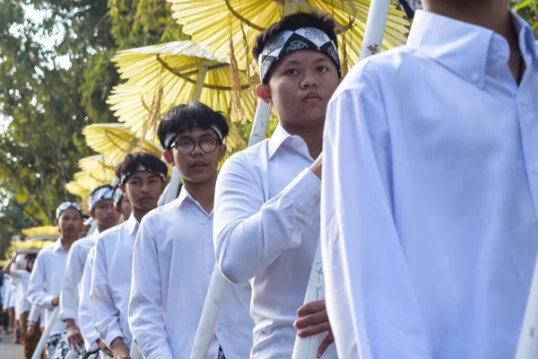 Cigugur Köyü, geleneksel törendeki hizmetçiler. Cigugur Köyü, geleneksel seren taun törenindeki hizmetçiler. Kuningan, Batı Java, Endonezya, 19 Temmuz 2023