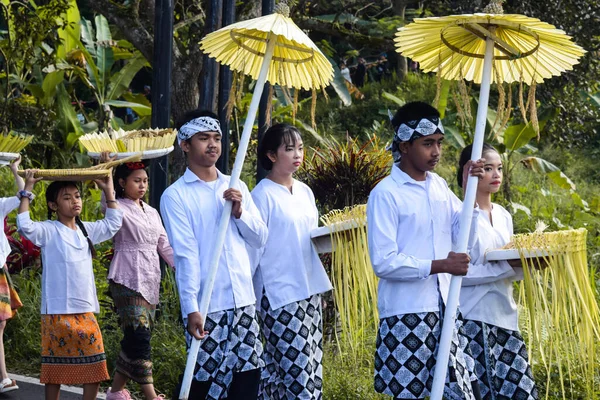 Cigugur Köyü, geleneksel törendeki hizmetçiler. Cigugur Köyü, geleneksel seren taun törenindeki hizmetçiler. Kuningan, Batı Java, Endonezya, 19 Temmuz 2023