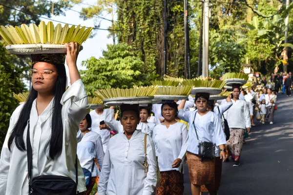 Cigugur Köyü, geleneksel törendeki hizmetçiler. Cigugur Köyü, geleneksel seren taun törenindeki hizmetçiler. Kuningan, Batı Java, Endonezya, 19 Temmuz 2023