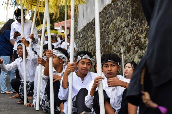 Cigugur Köyü, geleneksel törendeki hizmetçiler. Cigugur Köyü, geleneksel seren taun törenindeki hizmetçiler. Kuningan, Batı Java, Endonezya, 19 Temmuz 2023