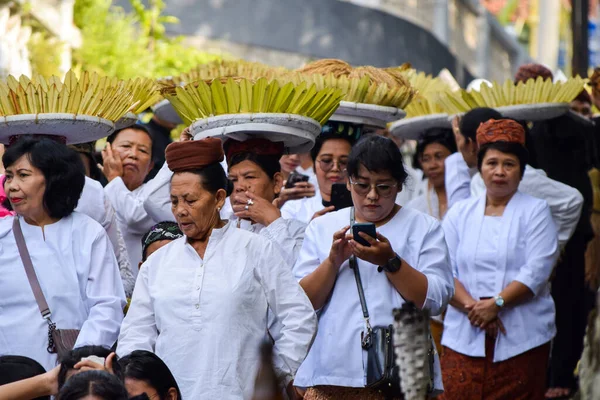 Cigugur Köyü, geleneksel törendeki hizmetçiler. Cigugur Köyü, geleneksel seren taun törenindeki hizmetçiler. Kuningan, Batı Java, Endonezya, 19 Temmuz 2023