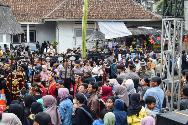 Cigugur Köyü, geleneksel törendeki hizmetçiler. Cigugur Köyü, geleneksel seren taun törenindeki hizmetçiler. Kuningan, Batı Java, Endonezya, 19 Temmuz 2023