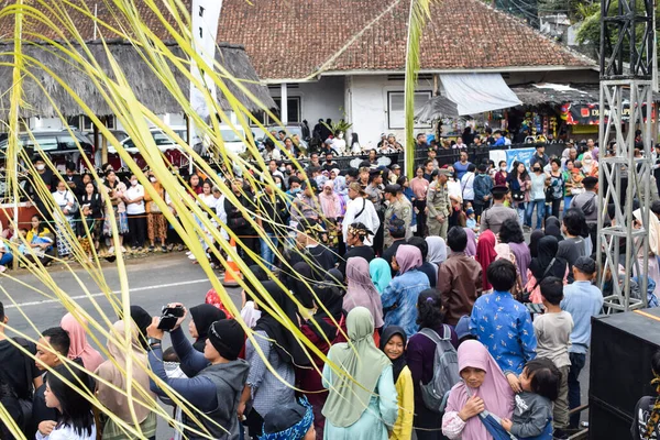 Cigugur Köyü, geleneksel törendeki hizmetçiler. Cigugur Köyü, geleneksel seren taun törenindeki hizmetçiler. Kuningan, Batı Java, Endonezya, 19 Temmuz 2023
