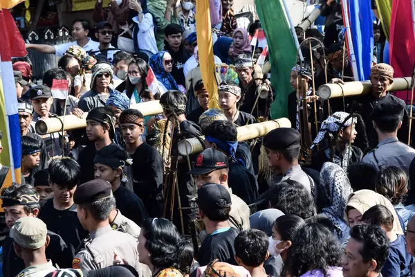 Cigugur Köyü, geleneksel törendeki hizmetçiler. Cigugur Köyü, geleneksel seren taun törenindeki hizmetçiler. Kuningan, Batı Java, Endonezya, 19 Temmuz 2023