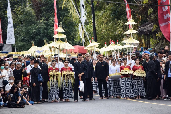 Cigugur Köyü, geleneksel törendeki hizmetçiler. Cigugur Köyü, geleneksel seren taun törenindeki hizmetçiler. Kuningan, Batı Java, Endonezya, 19 Temmuz 2023