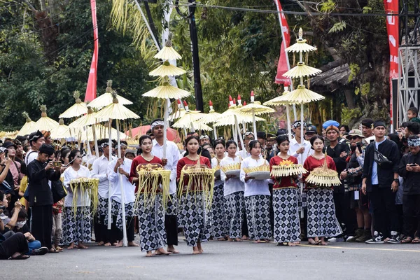 Cigugur Köyü, geleneksel törendeki hizmetçiler. Cigugur Köyü, geleneksel seren taun törenindeki hizmetçiler. Kuningan, Batı Java, Endonezya, 19 Temmuz 2023
