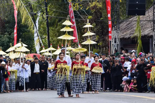 Cigugur Köyü, geleneksel törendeki hizmetçiler. Cigugur Köyü, geleneksel seren taun törenindeki hizmetçiler. Kuningan, Batı Java, Endonezya, 19 Temmuz 2023