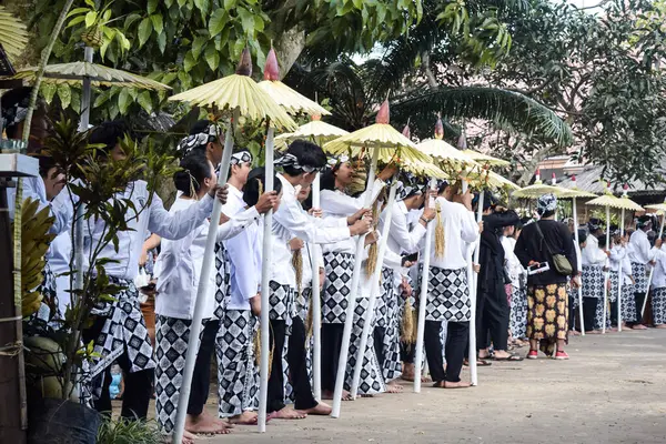 Cigugur Köyü, geleneksel törendeki hizmetçiler. Cigugur Köyü, geleneksel seren taun törenindeki hizmetçiler. Kuningan, Batı Java, Endonezya, 19 Temmuz 2023