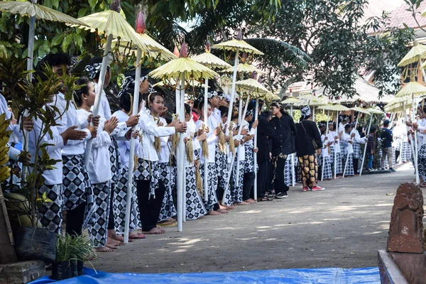 Cigugur Köyü, geleneksel törendeki hizmetçiler. Cigugur Köyü, geleneksel seren taun törenindeki hizmetçiler. Kuningan, Batı Java, Endonezya, 19 Temmuz 2023