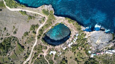 Kum sahil şeridi boyunca Nusa Penida 'nın hava görüntüsü. Bali, Endonezya, 20 Temmuz 2023