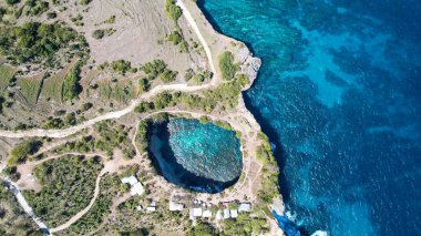 Kum sahil şeridi boyunca Nusa Penida 'nın hava görüntüsü. Bali, Endonezya, 20 Temmuz 2023