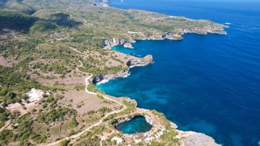 Kum sahil şeridi boyunca Nusa Penida 'nın hava görüntüsü. Bali, Endonezya, 20 Temmuz 2023