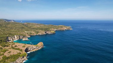 Kum sahil şeridi boyunca Nusa Penida 'nın hava görüntüsü. Bali, Endonezya, 20 Temmuz 2023