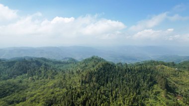 Dieng arasındaki Wonosobo sınır hattının havadan görünüşü. Wonosobo, Batı Java, Endonezya, 20 Temmuz 2023
