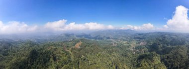 Dieng arasındaki Wonosobo sınır hattının havadan görünüşü. Wonosobo, Batı Java, Endonezya, 20 Temmuz 2023