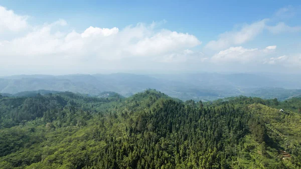 Dieng arasındaki Wonosobo sınır hattının havadan görünüşü. Wonosobo, Batı Java, Endonezya, 20 Temmuz 2023