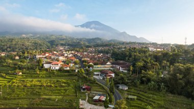 Pirinç tarlalarının ve Ciremai Dağı 'nın manzarasıyla günün tadını çıkarın. Kuningan, Batı Java, Endonezya, 20 Temmuz 2023