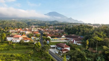 Pirinç tarlalarının ve Ciremai Dağı 'nın manzarasıyla günün tadını çıkarın. Kuningan, Batı Java, Endonezya, 20 Temmuz 2023