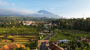 Pirinç tarlalarının ve Ciremai Dağı 'nın manzarasıyla günün tadını çıkarın. Kuningan, Batı Java, Endonezya, 20 Temmuz 2023