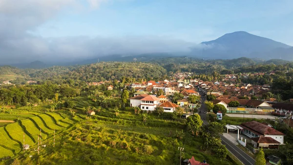 米田の広がりとクレイマイ山の景色で朝を満喫する空中眺望 クニンガン 西ジャワ インドネシア 2023年7月20日 — ストック写真