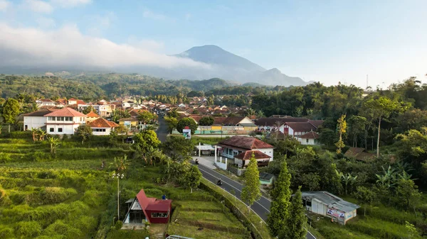 米田の広がりとクレイマイ山の景色で朝を満喫する空中眺望 クニンガン 西ジャワ インドネシア 2023年7月20日 — ストック写真