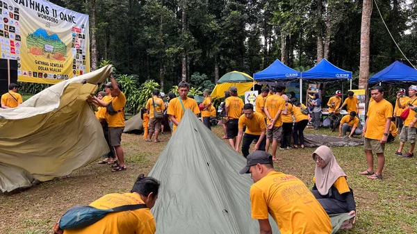 キャンプ中に屋外でピクニックを楽しむ若者の多様なグループの広い角度ビュー Wonosobo セントラルジャワ インドネシア 2023 — ストック写真