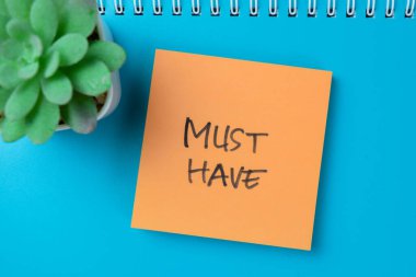 Tahta Masa 'da izole edilmiş yapışkan notlara yazılmış olmalı kavramı.