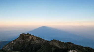 Lawu Dağı 'ndan gün doğumunda Magetan' da bulunan güzel manzara. Deniz seviyesinden 3265 metre yüksekliğe sahip Java 'nın en güzel dağlarından biri. Magetan, Endonezya 1 Ağustos 2023