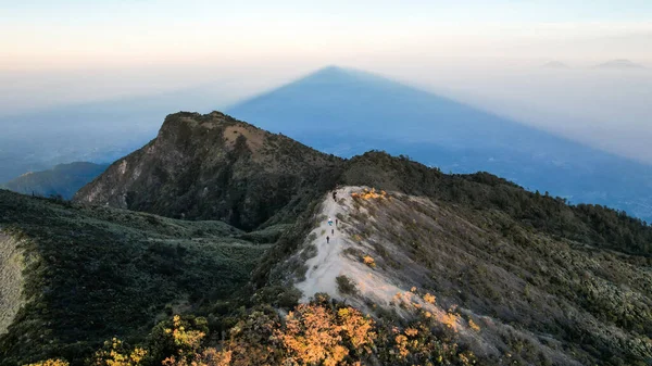 Den Vackra Landskapsutsikten Från Lawu Mountain Vid Soluppgången Ligger Magetan — Stockfoto