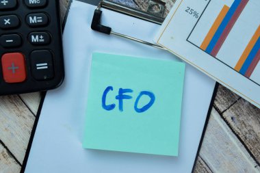 CFO kavramı, Tahta Masa 'da izole edilmiş yapışkan notlara yazılır.