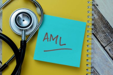 Yapışkan notların üzerine steteskop ve ahşap masa üzerine izole edilmiş AML kavramı.