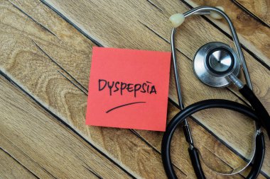 Dyspepsia kavramı, ahşap masa üzerine izole edilmiş steteskop ile yapışkan notlara yazılır..