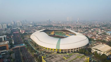 İHA ve gürültü bulutundan Bekasi 'nin en büyük stadyumunun havadan görüntüsü. Bekasi, Endonezya 2 Eylül 2023