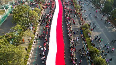 Endonezya 'nın uzun bayrağının hava görüşü, Endonezya' nın bağımsızlık gününde Merah Putih. Bekasi, Endonezya 2 Eylül 2023