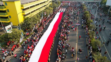 Endonezya 'nın uzun bayrağının hava görüşü, Endonezya' nın bağımsızlık gününde Merah Putih. Bekasi, Endonezya 2 Eylül 2023