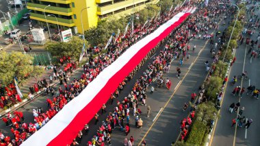 Endonezya 'nın uzun bayrağının hava görüşü, Endonezya' nın bağımsızlık gününde Merah Putih. Bekasi, Endonezya 2 Eylül 2023