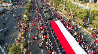 Endonezya 'nın uzun bayrağının hava görüşü, Endonezya' nın bağımsızlık gününde Merah Putih. Bekasi, Endonezya 2 Eylül 2023