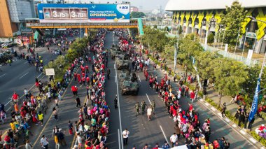 Ahmad Yani caddesi Bekasi iş bölgesi boyunca arabasız geçen büyük kalabalığın hava görüntüsü de arabaya katılıyor. Bekasi, Endonezya 2 Eylül 2023