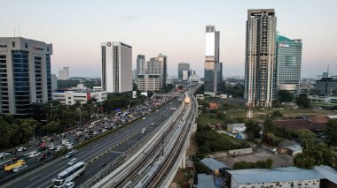 Pancoran 'dan gelen Jakarta LRT tren deneme uçuşunun havadan görüntüsü. Jakarta, Endonezya, 2 Eylül 2023