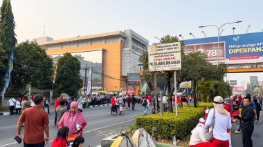 Ahmad Yani caddesi Bekasi iş bölgesi boyunca gerçekleşen ücretsiz otomobil etkinliğine büyük bir kalabalık katılıyor. Bekasi, Endonezya 2 Eylül 2023