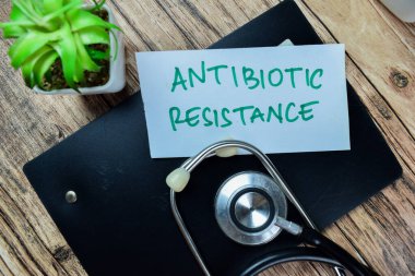 Antibiyotik direnci kavramı, Tahta Masa 'ya izole edilmiş yapışkan notlar üzerine yazıldı.