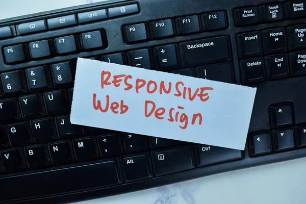 Έννοια Της Responsive Web Design Γράψει Αυτοκόλλητες Σημειώσεις Που Απομονώνονται — Φωτογραφία Αρχείου