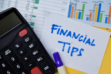 Ahşap Masa 'da izole edilmiş yapışkan notlar üzerine Finansal İpuçları kavramı.